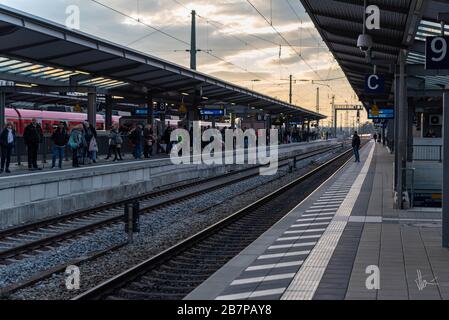 München, Deutschland. März 2020. München 17. März 2020 - abendliche Hauptverkehrszeit am Bahnhof Pasing. Trotz der Warnung sind immer noch viele Menschen unterwegs. Credit: Thomas Vonier/ZUMA Wire/Alamy Live News Stockfoto