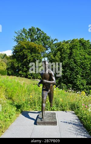 LAUSANNE, SCHWEIZ - 7. August 2019. Skulpturen im Olympiapark Lausanne, am Ufer des Lake Leman (Genfersee). Stockfoto