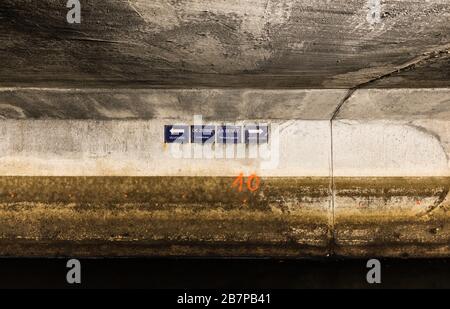 Anderlecht, Brüssel / Belgien - 07 16 2019: Zeichen des verdeckten Flusses La Senne in einem dunklen, düsteren Tunnel am Kanalmuseum Stockfoto