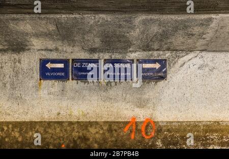 Anderlecht, Brüssel / Belgien - 07 16 2019: Zeichen des verdeckten Flusses La Senne in einem dunklen, düsteren Tunnel am Kanalmuseum Stockfoto