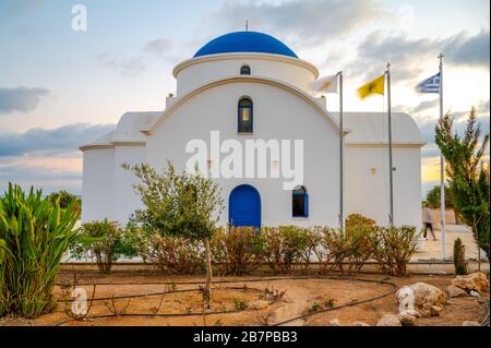 St. Nikolaus-Griechisch-orthodoxe Kirche an der Mittelmeerküste von Geroskipou, Pahos, Zypern bei Sonnenuntergang gefangen genommen Stockfoto