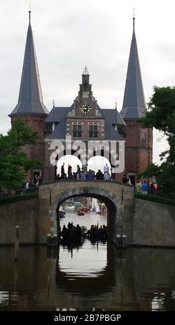 Der Wasserpoort (Watergate) und seine Reflexion in Sneek, Niederlande Stockfoto