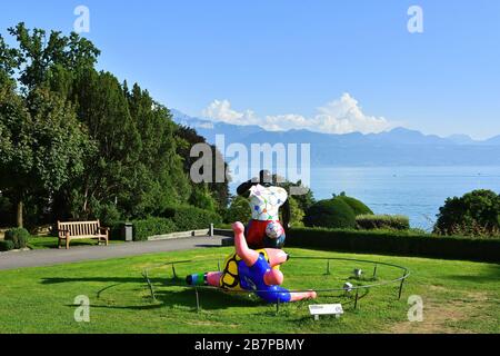 LAUSANNE, SCHWEIZ - 7. August 2019. Fußballstatuen im Olympiapark Lausanne, am Ufer des Lake Leman (Genfersee Stockfoto