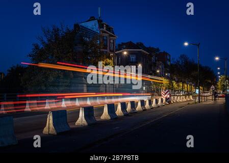 Molenbeek, Brüssel Hauptstadt Region / Belgien - 12 11 2019: Leichte Wanderwege von einem Bus über die Brücke von Tour und Taxis Park Stockfoto