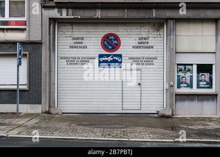 Jette, Brüssel Hauptstadt Region / Belgien - 09 30 2019: Rechteckige Gestaltung eines großen Industriegaragenhafens mit Schild kein Parkplatz Stockfoto