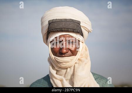 Ingall, Niger: Tuareg-Mann im traditionellen Turban nah dran Stockfoto