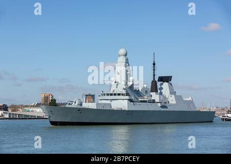 PORTSMOUTH ENGLAND; 16. März 2020. Die "HMS Dauntless", ein Typ 45-Destroyer, der seinen Heimathafen Portsmouth verlässt Stockfoto