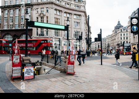 Ein sehr ruhiger Oxford Circus, London, Großbritannien, in der Hauptverkehrszeit während des Corona-Virus-Ausbruchs am 17. März 2020. Stockfoto