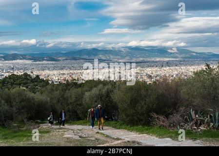 Blick über die Skyline von Athen zum Meer, aufgenommen von den Hügeln von Muses Stockfoto