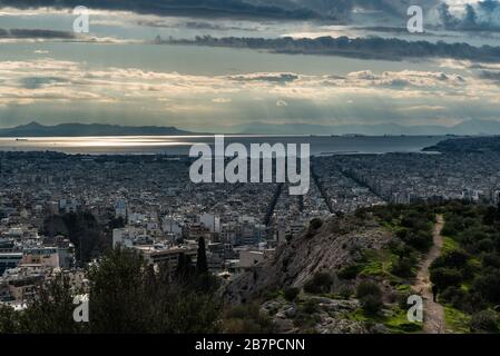 Blick über die Skyline von Athen zum Meer, aufgenommen von den Hügeln von Muses Stockfoto