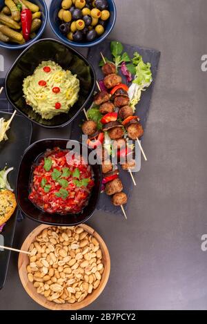 Hackfleisch, Pilze und Paprika mit Snacks auf grauem Hintergrund. Ansicht von oben. Kopierbereich Stockfoto