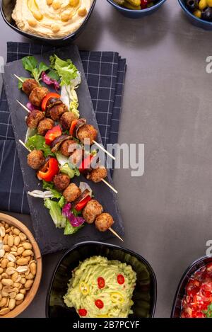 Hackfleisch, Pilze und Paprika mit Snacks auf grauem Hintergrund. Ansicht von oben. Kopierbereich Stockfoto