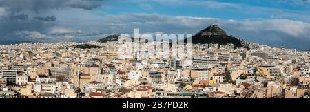 Athens Old Town, Attica/ Greece - 12 28 2019: Blick über Athen und den Lycabettus Hügel, wie vom Akropolis Hügel genommen Stockfoto