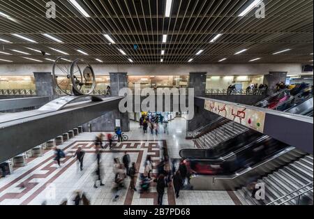 Athens Old Town, Attica/ Greece - 12 28 2019: Menschen, die durch die Hauptverbindungshalle der Syntagma U-Bahn gehen Stockfoto