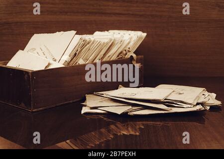 Stapel der alten Postpapierbriefe im Karton Stockfoto