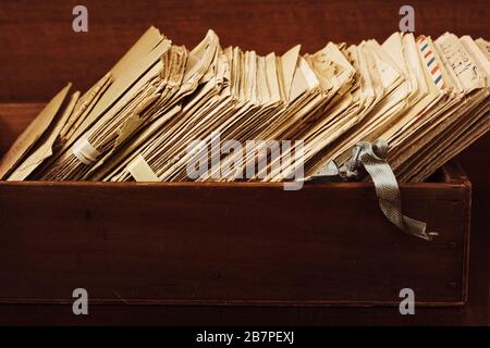 Stapel der alten Postbriefe in einer Holzkiste Stockfoto