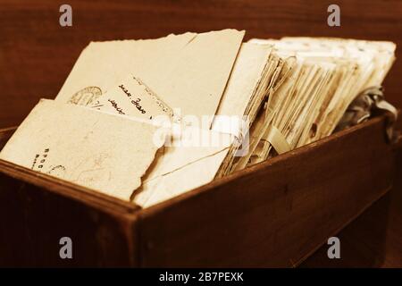 Stapel der alten Postbriefe in einer Holzkiste Stockfoto