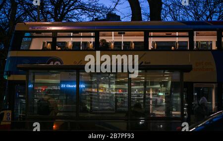 Brighton UK, 17. März 2020 - Busse sind heute Abend in Brighton aufgrund der COVID-19-Krise von Coronavirus und der Regierung, die Menschen zu Hause auffordert, ruhig: Credit Simon Dack / Alamy Live News Stockfoto