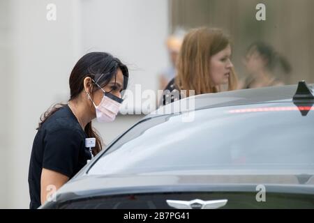 Medizinische Fachkräfte bewerten und tupfen von einem ständigen Strom besorgter Texaner in einer Baylor Scott & White Drive-in-Klinik in Austin, Texas. Texas schränkt die öffentlichen Versammlungen weiter ein, als diese Woche eine enorme Zunahme der COVID-19-Fälle mit Schließung von Bars und Restaurants zu verzeichnen ist. Credit: Bob Daemmrich/Alamy Live News Stockfoto