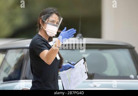 Medizinische Fachkräfte bewerten und tupfen von einem ständigen Strom besorgter Texaner in einer Baylor Scott & White Drive-in-Klinik in Austin, Texas. Texas schränkt die öffentlichen Versammlungen weiter ein, als diese Woche eine enorme Zunahme der COVID-19-Fälle mit Schließung von Bars und Restaurants zu verzeichnen ist. Credit: Bob Daemmrich/Alamy Live News Stockfoto