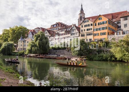 Tübingen-Deutschland, 16. September 2019: Blick auf die Altstadt von Tübingen von der Eberhardbrücke über den Neckar Stockfoto