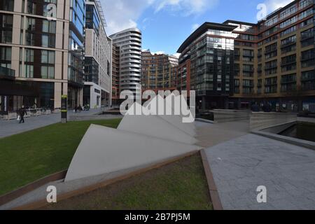 Blick auf die Fußgängerbrücke Merchant Square, eine bewegliche Fußgängerbrücke, die den Regents-Kanal überspannt, am Merchant Square am Paddington Basin in London. Stockfoto