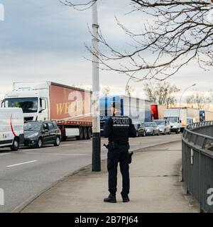 Kehl, Deutschland - 16. März 2020: Verkehrsüberwachung Polizeibeamte der Deutschen Polizei inspiziert den Grenzübergang in Kehl aus Frankreich Straßburg bei Krisenmaßnahmen Roman Coronavirus Stockfoto