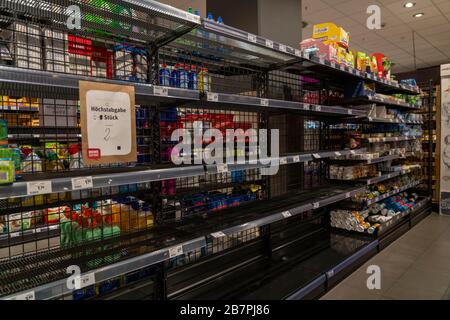 Auswirkungen der Coronavirus-Pandemie in Deutschland, Lebensmittel, leere Regale in einem Supermarkt, kein toilettenpapier mehr auf Lager, Höchstabgabe, Stockfoto