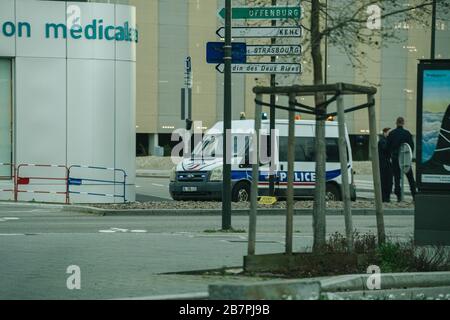 Straßburg, Frankreich - 17. März 2020: Französische Polizeibeamte überwachen Straße in der Nähe von Krankenhäusern, die bei Krisenmaßnahmen im Kampf gegen das neuartige Coronavirus auf Fußgänger achten Stockfoto