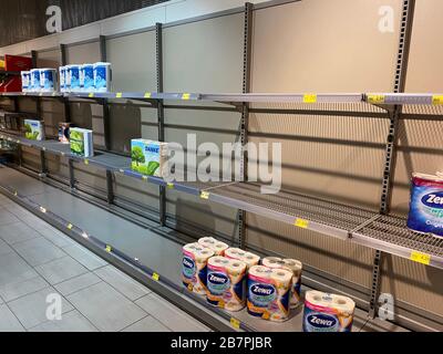 Auswirkungen der Coronavirus-Pandemie in Deutschland, Lebensmittel, leere Regale in einem Supermarkt, kein toilettenpapier mehr auf Lager, Höchstabgabe, Stockfoto