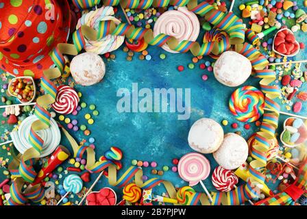 Karneval pulverisierte Zucker erhabene Doughnuts mit Papierstreamern. Deutsche berliner oder Krapfen Stockfoto