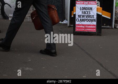 London, Großbritannien. März 2020. Am Bahnhof Waterloo ist eine Zeitungsschlagzeile zu sehen. Credit: Thabo Jaiyesimi/Alamy Live News Stockfoto