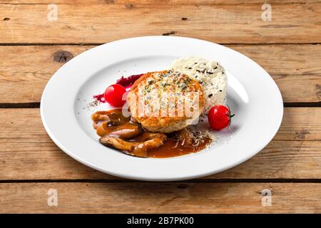 Rinderfilet mit Reis und Pilzsauce auf rustikalem Tisch Stockfoto