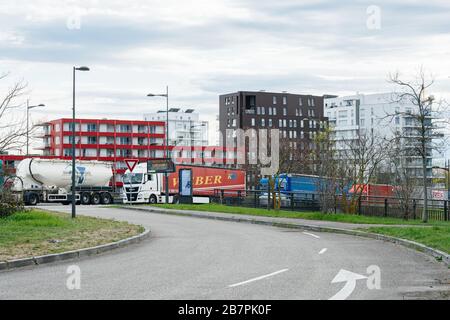 Kehl, Deutschland - 16. März 2020: Große Warteschlange an der französischen deutschen Grenze bei der Inspektion in Kehl aus Frankreich Straßburg bei Krisenmaßnahmen gegen Coronavirus Stockfoto