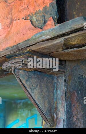 Rostige Metallarbeiten auf einem WW2-Aussichtsturm in der Nähe von Brean Down Fort on Brean Down Somerset, England, Großbritannien. Im Besitz des National Trust und unter dessen Verwaltung. Stockfoto