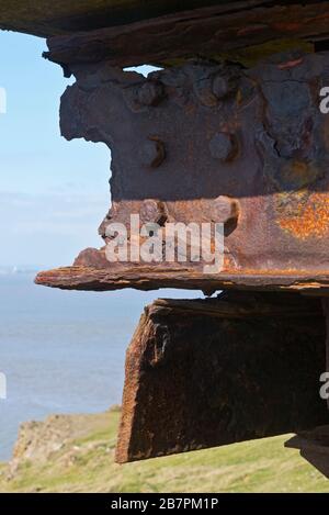 Rostige Metallarbeiten auf einem WW2-Aussichtsturm in der Nähe von Brean Down Fort on Brean Down Somerset, England, Großbritannien. Im Besitz des National Trust und unter dessen Verwaltung. Stockfoto