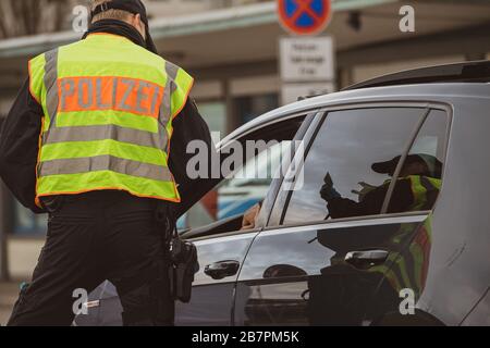 Kehl, Deutschland - 16. März 2020: Spiegelung des Polizeibeamten im Auto beim Überprüfen der Genehmigung am Grenzübergang in Kehl aus Frankreich Straßburg während der Roman-Coronavirus-Krise Stockfoto