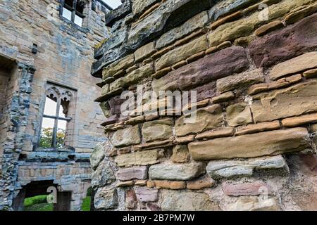 Verwitterte, erodierte Sandsteinmauer, Ashby de la Zouch Castle, Leicestershire, England, Großbritannien Stockfoto