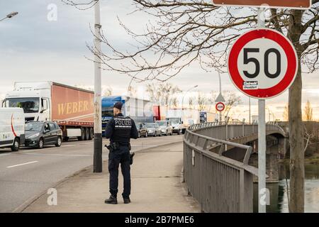 Kehl, Deutschland - 16. März 2020: Verkehrsüberwachung Polizeibeamte der Deutschen Polizei inspiziert den Grenzübergang in Kehl aus Frankreich Straßburg bei Krisenmaßnahmen Roman Coronavirus Stockfoto