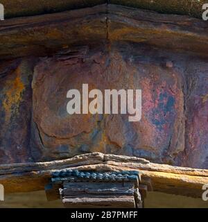 Rostige Metallarbeiten auf einem WW2-Aussichtsturm in der Nähe von Brean Down Fort on Brean Down Somerset, England, Großbritannien. Im Besitz des National Trust und unter dessen Verwaltung. Stockfoto