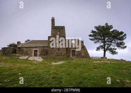 Nebel rund um die Kirche des Klosters Sant Pere Rodes. Costa Brava, Girona, Spanien. Stockfoto