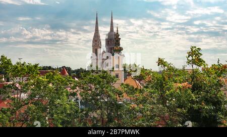 die kathedrale von zagreb überragt die Erdbebenschäden Stockfoto