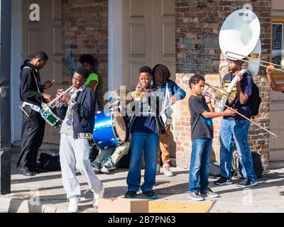 Young Brass Band Busking im French Quarter in der Nähe des französischen Marktes in New Orleans, LA, USA Stockfoto