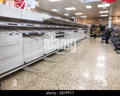 Shoreham, Sussex, Großbritannien. März 2020. Leere Regale im Brot- und Backwarengang im Tesco Supermarkt in Shoreham. Nur Für Redaktionelle Verwendung Credit: Paul Terry Photo/Alamy Live News Stockfoto