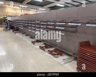 Worthing, Sussex, Großbritannien. März 2020. Leere Regale im Brot- und Backwarengang im Tesco Supermarkt in Worthing. Nur Redaktionelle Verwendung Stockfoto