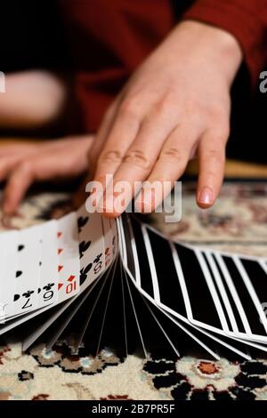 Eine Person, die ein Band macht, breitete sich mit seinen Spielkarten aus Stockfoto