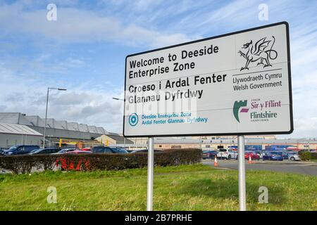 BROUGHTON, WALES - MÄRZ 2020: Schild für die Deeside Enterprise Zone außerhalb eines der Werksgebäude im Airbus-Werk in Broughton. Das Werk Stockfoto