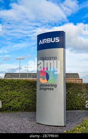 BROUGHTON, WALES - MÄRZ 2020: Schild vor dem Eingang zum Airbus-Plan in Broughton. Das Werk stellt die Flügel für Airbus-Flugzeuge her. Stockfoto