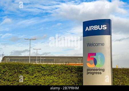 BROUGHTON, WALES - MÄRZ 2020: "Willkommensschild" vor dem Eingang zum Airbus-Plan in Broughton. Das Werk stellt die Flügel für Airbus-Flugzeuge her. Stockfoto