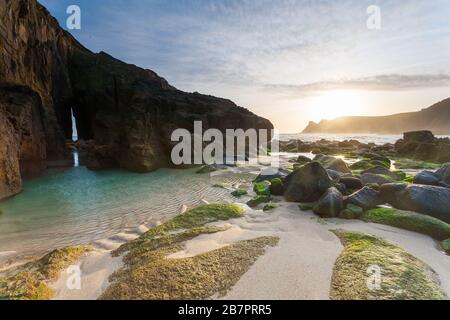 Sonnenuntergang in Nanjizal, auch bekannt als Mill Bay, ein Strand und eine Bucht in der Nähe von Lands End, Cornwall Cornwall England Großbritannien Europa Stockfoto